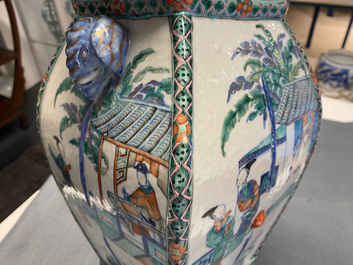 Un vase en porcelaine de Chine doucai &agrave; d&eacute;cor d'une sc&egrave;ne du 'Xi Xiang Ji', Qianlong/Jiaqing